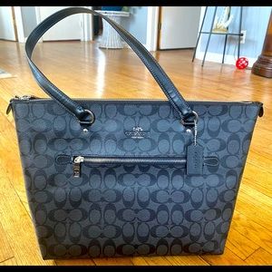 Large Coach logo tote in pristine condition Free shipping